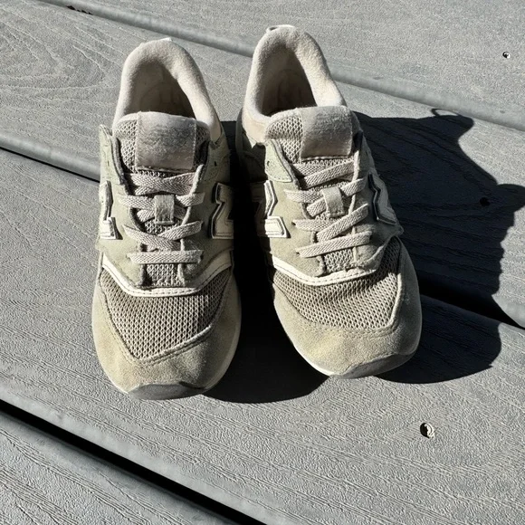 New Balance Kids Sneakers Size 10 Beige Neutral Lace Up Athletic Shoes - Picture 4 of 6